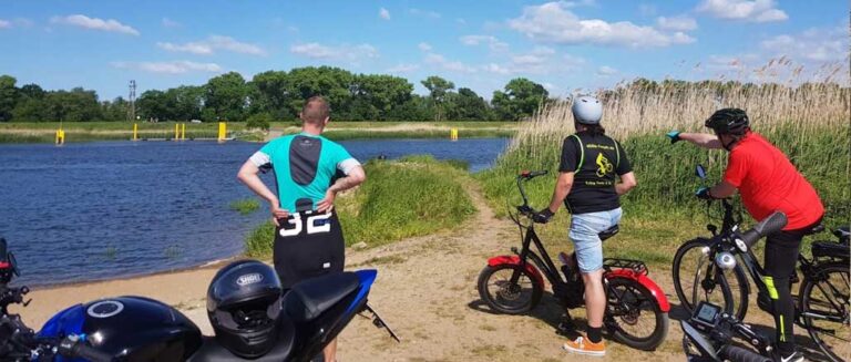 Fahrräder vor See